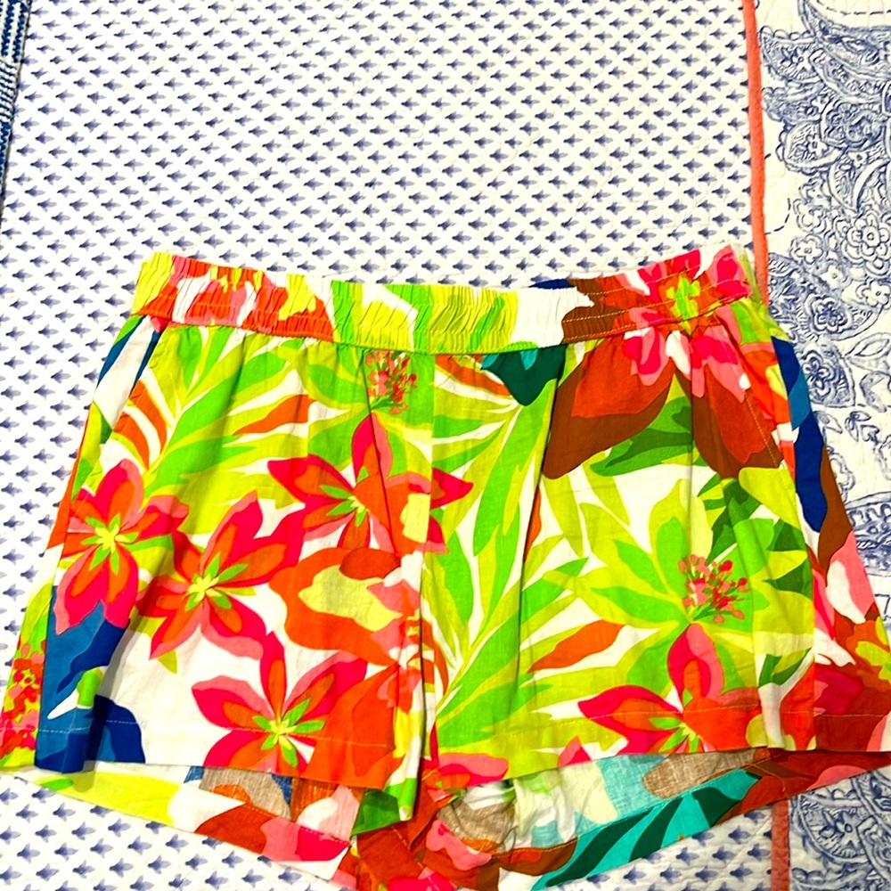 Future collective pull on shorts